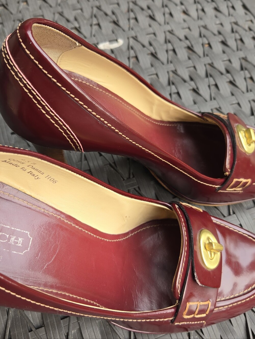 Coach Burgundy Patent Leather Heels with Gold-Tone Turnlock Made In Italy 9,5 B - Picture 13 of 13